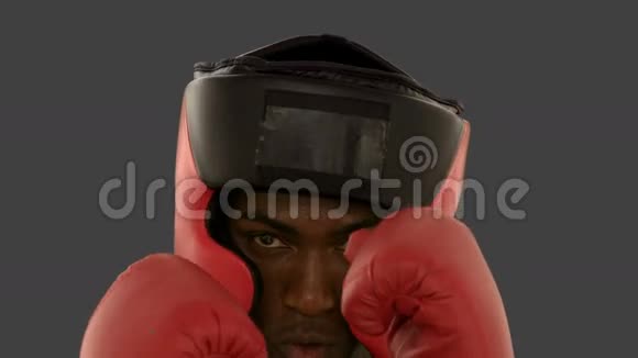 拳击手在头盔冲向相机视频的预览图