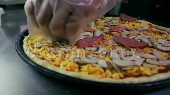 皮萨约洛在披萨上倒意大利腊肠视频的预览图