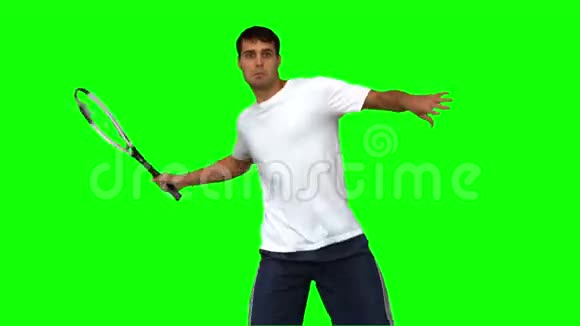 在绿色屏幕上打网球的男子训练视频的预览图