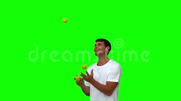 绿色屏幕上带球的男子运球视频的预览图