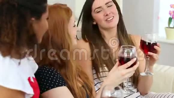 平静的女人喝着一杯酒视频的预览图