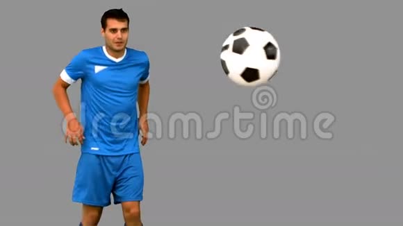在灰色屏幕上踢足球的人视频的预览图