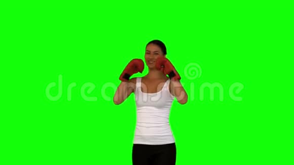 戴着红手套的女人举起手臂视频的预览图