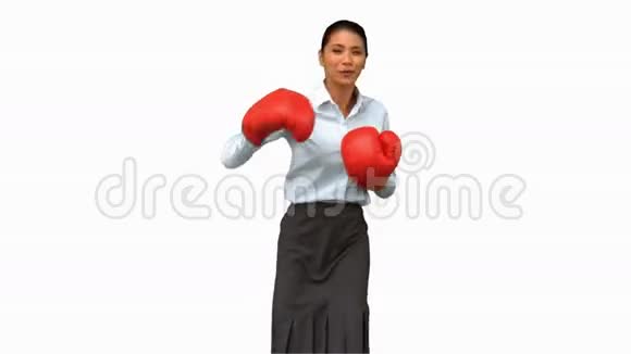 戴着拳击手套打白屏的女商人视频的预览图