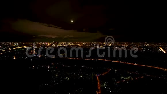 夜晚在明亮的莫斯科城市观赏五彩缤纷的烟火全高清视频的预览图