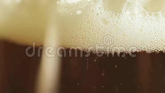 啤酒泡在玻璃杯里视频的预览图