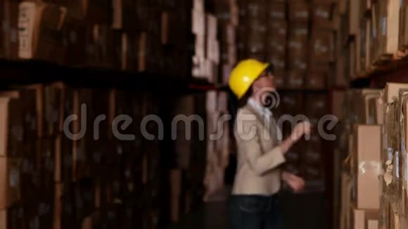 仓库管理员在镜头前微笑着走路视频的预览图