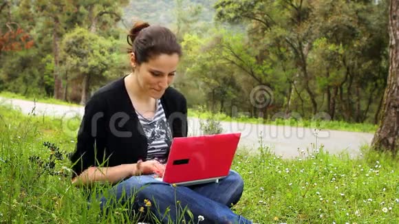 美丽的女孩在农村用电脑法顿从后面经过视频的预览图