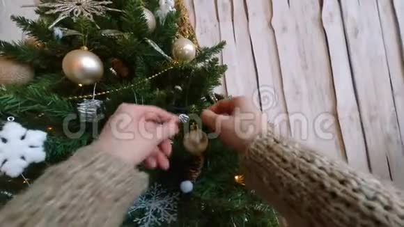 女人用玩具装饰圣诞树视频的预览图