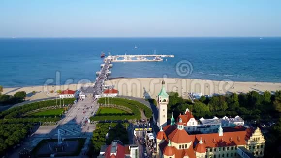 波兰索波特度假胜地和波罗的海沿岸有SPA码头和海滩视频的预览图