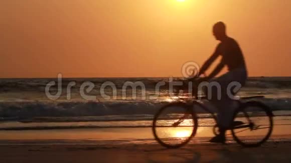 人在户外骑自行车视频的预览图