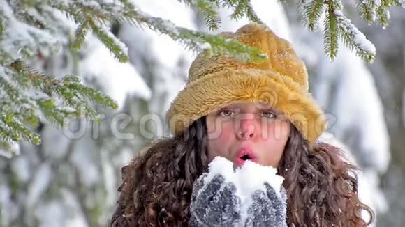漂亮的年轻女子时装围巾雪露屋视频的预览图