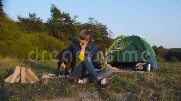 露营快乐的女人和狗一起旅行视频的预览图