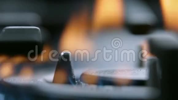 从煤气灶灶台上点火视频的预览图