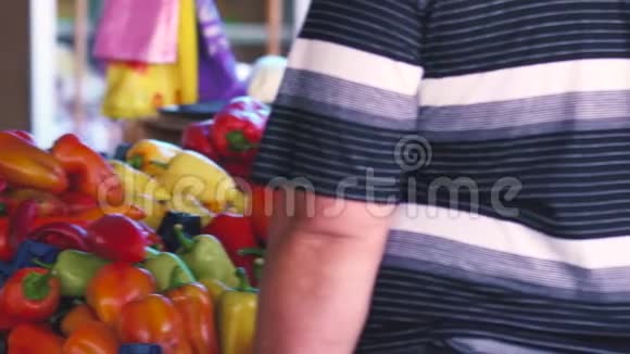 水果和蔬菜市场商店柜台上的新鲜蔬菜城市街头自发市场视频的预览图