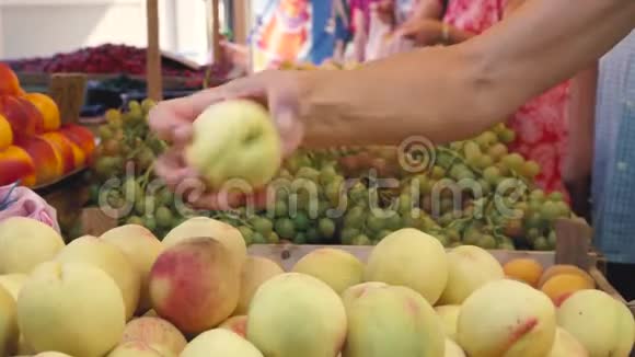 水果和蔬菜市场商店柜台上的新鲜蔬菜城市街头自发市场视频的预览图