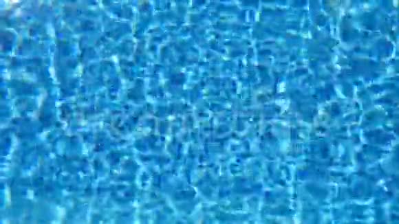 泳池里有蓝色的水很漂亮的背景慢动作关闭视频的预览图