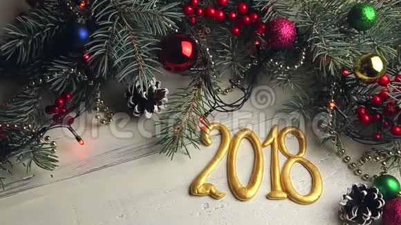木制背景圣诞花环2018年新年装饰品视频的预览图
