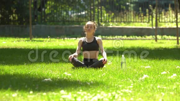 漂亮女孩在公园做瑜伽视频的预览图
