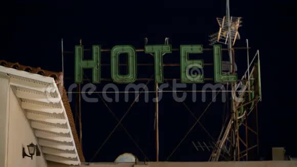 酒店横幅夜间闪烁时间视频的预览图