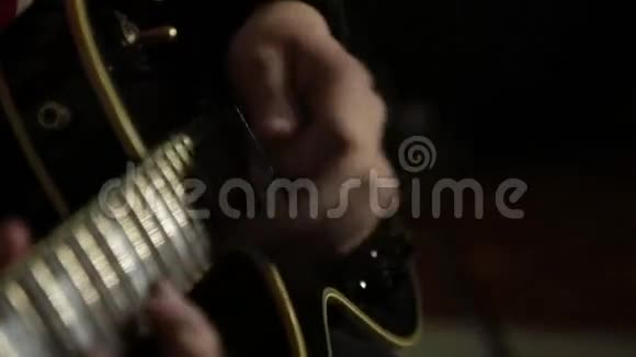 一个摇滚乐队的吉他手们用吉他特写的手和吉他脖子演奏视频的预览图