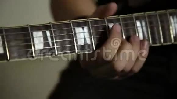一个摇滚乐队的吉他手们用吉他特写的手和吉他脖子演奏视频的预览图