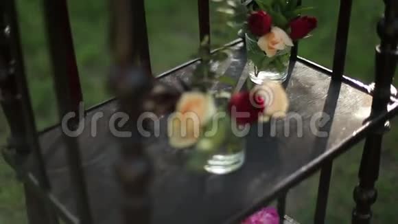 在古色古香的木架上小小的玫瑰花束视频的预览图
