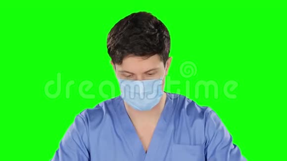 医生戴上听诊器绿色屏幕视频的预览图