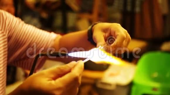 吹玻璃活动的泰国不明艺术家视频的预览图