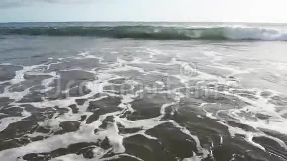 蓝色海浪在海洋热带海滩冲浪视频的预览图