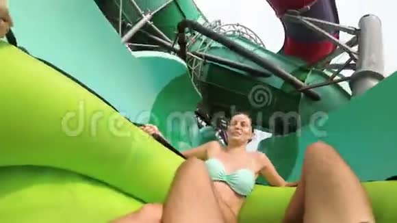 水滑滑梯带着女孩的人在充气圈里从滑梯上下来泰国视频的预览图