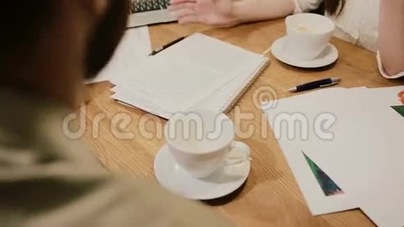 特写手商务人士在咖啡馆会面视频的预览图