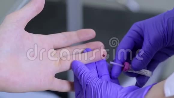 从试管中的手指提取血样视频的预览图