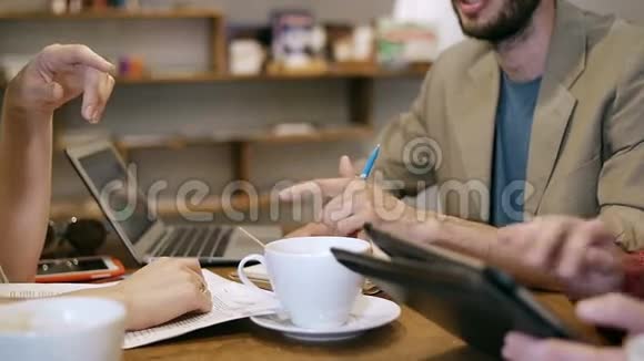 特写手商务人士在咖啡馆会面视频的预览图
