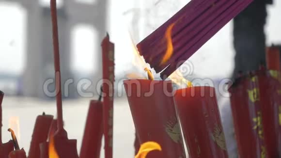 中国苏州2018年10月10日在佛教寺庙燃烧蜡烛人们点燃蜡烛和香棒视频的预览图