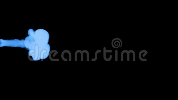 蓝色辉光墨水溶于水的三维渲染模拟墨水注入VFX效果与Luma哑光黑色5号蓝色视频的预览图