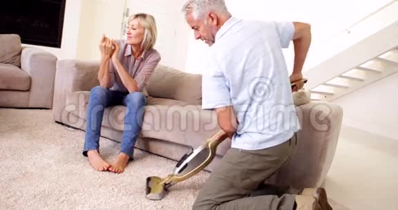 男人在地毯上徘徊而伴侣放松视频的预览图
