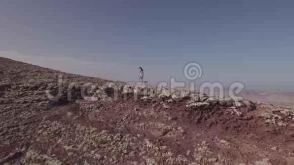 小女孩和她的狗在火山顶上视频的预览图