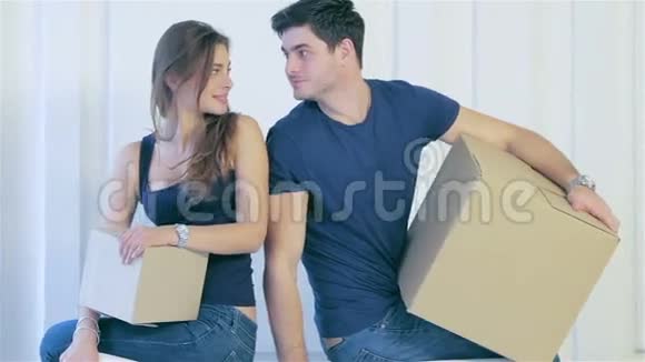 男人和女人站在空荡荡的公寓里视频的预览图