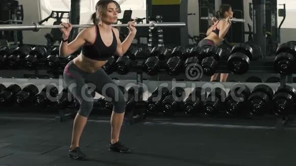 可爱的女孩在健身房锻炼视频的预览图