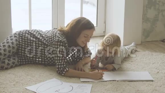 妈妈和小女儿用铅笔在相册里画画视频的预览图