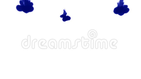 蓝色墨水溶于水的三维渲染模拟墨水注入VFX效果与Luma哑光蓝色白色6视频的预览图