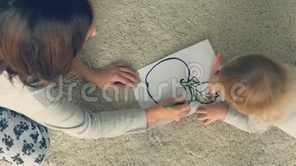 妈妈和小女儿用铅笔画相册视频的预览图