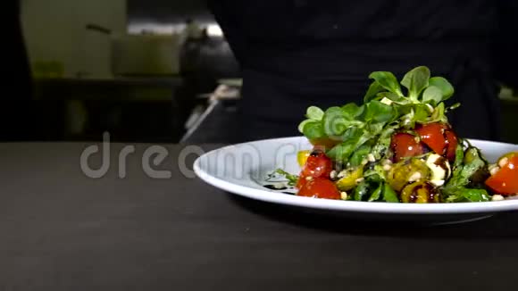 新鲜沙拉在桌子上视频的预览图