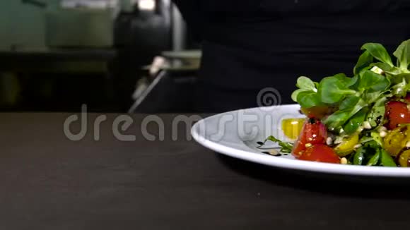新鲜沙拉在桌子上视频的预览图