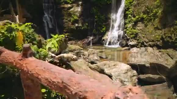 瀑布底部被岩石包围视频的预览图