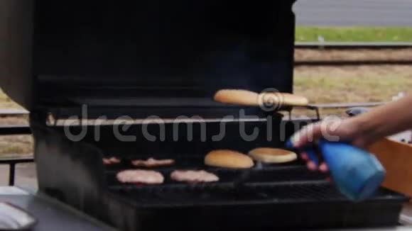为烧烤炉烧烤生肉夹馍视频的预览图