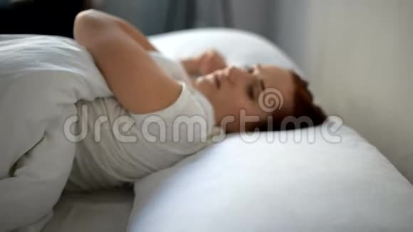 无精打采的沮丧女人躺在床上视频的预览图