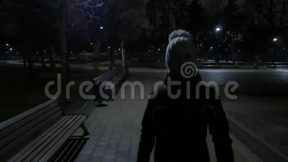 孤独的女孩在晚上散步夜城4K超高清视频的预览图