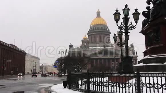 降雪时圣以撒大教堂的全景视频的预览图